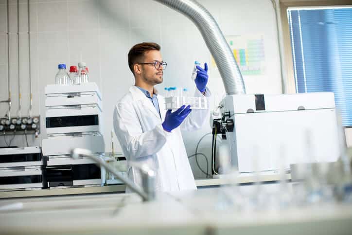 A male associate scientist working in a laboratory after earning their HPLC certificate.