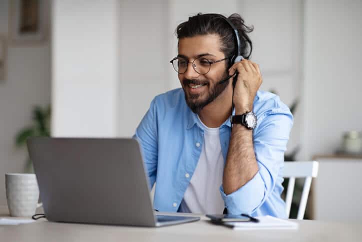 A budding pharmaceutical professional wearing glasses and browsing our pharmaceutical courses on a computer.