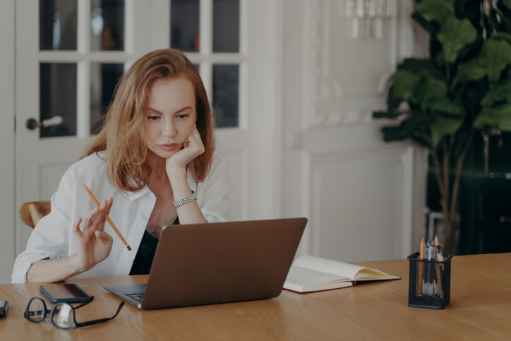 A young female regulatory affairs diploma student choosing her specialization via her laptop.