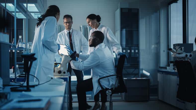 A group of pharmaceutical professionals working in a laboratory after pharmaceutical training